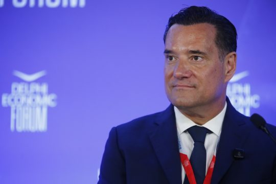 Ειρωνείες Γεωργιάδη από το Φόρουμ των Δελφών: «Όσο μας επιτρέπει η κυρία Κοβέσι, έχουμε ακόμη δημοκρατία»
